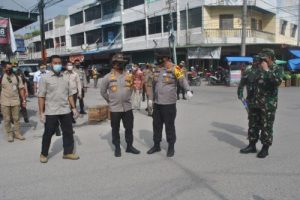 Kapolda, Danrem 031/WB dan Kapolresta Pekanbaru Turun Langsung Membersihkan Sampah di Pasar Kodim