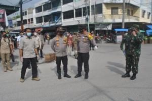 Kapolda, Danrem 031/WB dan Kapolresta Pekanbaru Turun Langsung Membersihkan Sampah di Pasar Kodim