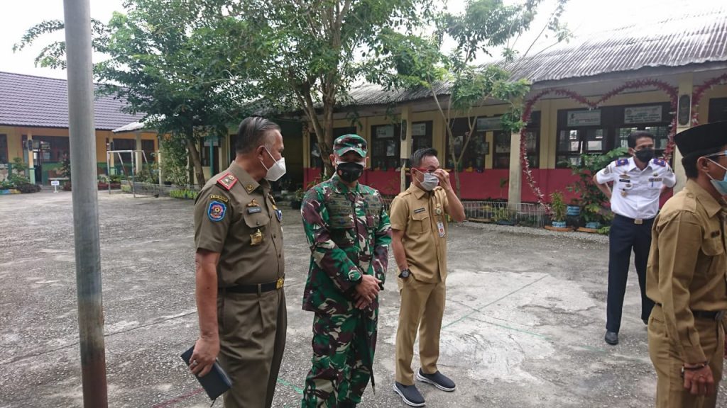 Dandim 0303/Bengkalis Kunjungi Beberapa Sekolah yang Mulai Proses Belajar Tatap Muka di Masa Pandemi