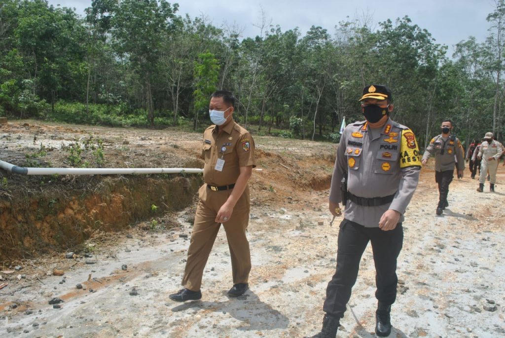 Kapolresta Pekanbaru Bersama Tim Teknis Terkait, Lakukan Pemantauan di Lokasi Semburan Gas