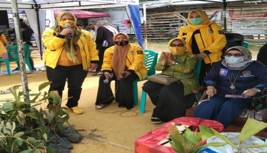 Pengurus KPPG Riau Selenggarakan Pasar Murah Sekaligus Pembagian bibit Pohon dan Masker di Jalan Kartika Sari