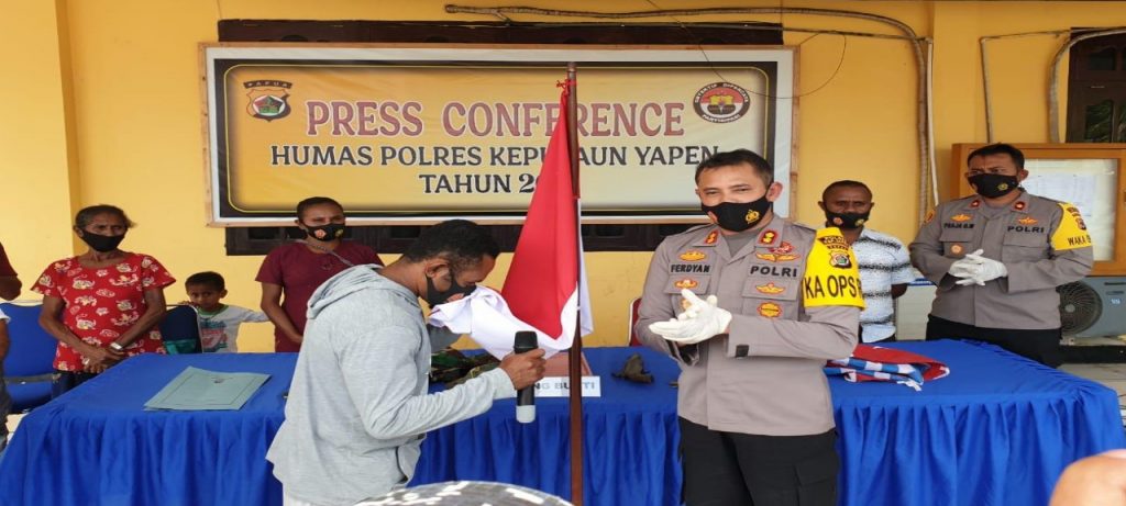 Menyadari Salah ikut KKB Tanpa Tujuan, Naok Orarei Sang Komandan KKB Yapen Terharu Cium Merah Putih