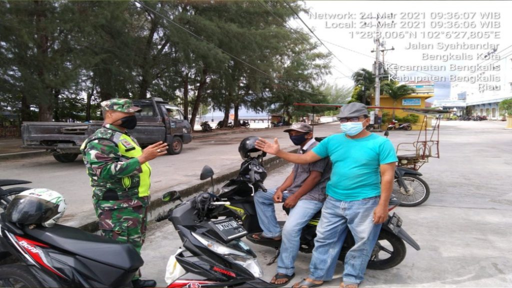 Jajaran Koramil 01/Bengkalis Giat Beri Edukasi Tentang Manfaat Prokes di Pasar Terubuk