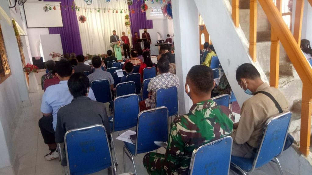 TMMD Kodim 0313/KPR Ibadah Bersama Masyarakat Sekaligus Sosialisasikan Prokes di Gereja GMII Imanuel