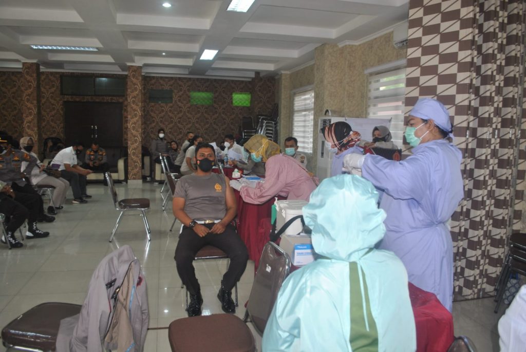 Polresta Pekanbaru Lakukan Vaksinasi Covid-19 Tahap Dua