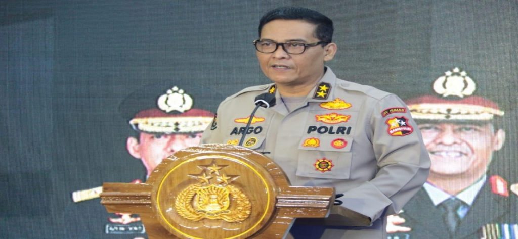 Polri Kerahkan Mobil Dapur Umum, Logistik, Kapal hingga Perahu Karet Bantu Korban Banjir NTT