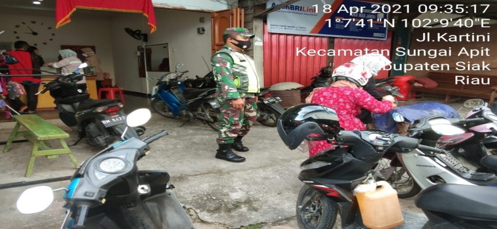 Personil TNI Kodim 0303/Bengkalis, Laksanakan Patroli Himbauan Fokus Pada Pengunjung Pasar Sungai Apit