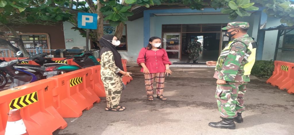 Kodim 0303/Bengkalis, Serda Rustam Bersama Personil TNI Lainnya Berikan teguran Secara Humanis