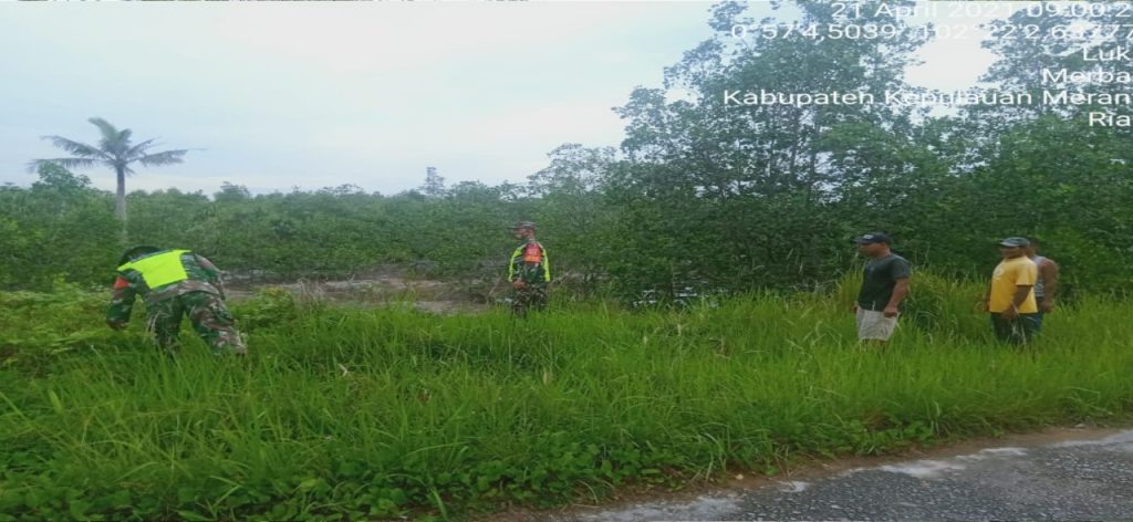 Cegah Karhutla di Desa Lukit, Babinsa Koramil 08/Merbau bersama Masyarakat tinjau Daerah Rawan Kebakaran