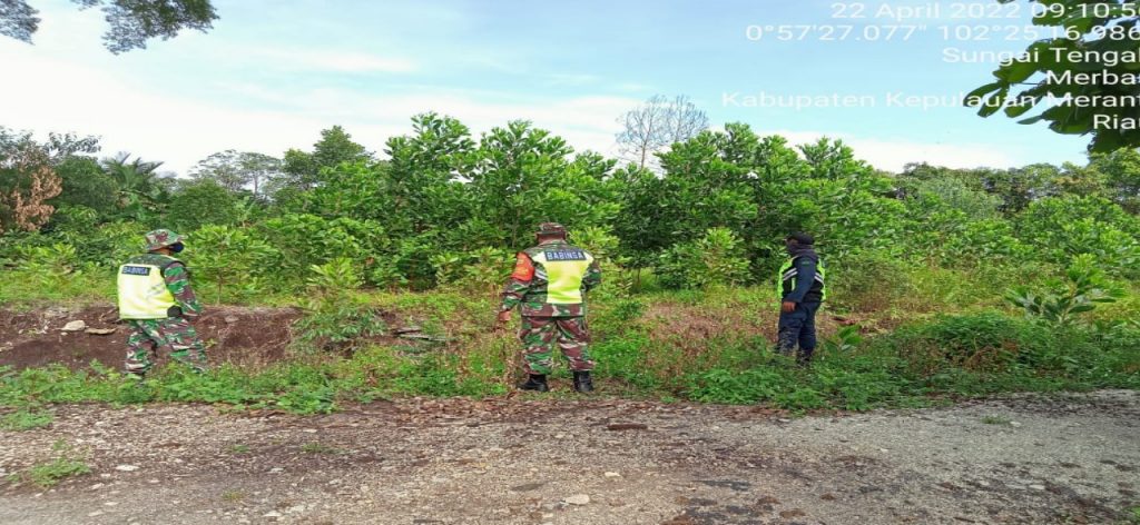 Babinsa Koramil 08/Merbau, Giat Patroli Karhutla bersama Masyarakat dan Scurity Perusahaan di Desa Sungai Tengah