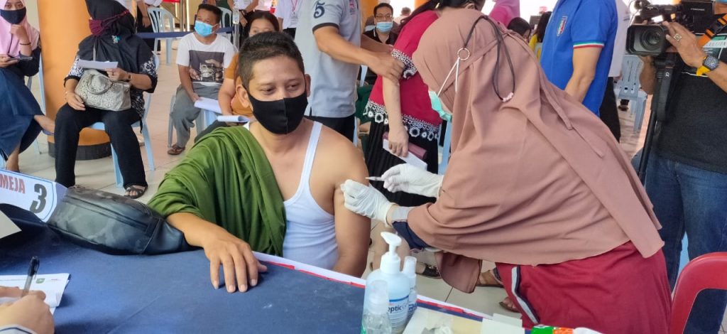 Ketua AJOI Bengkalis di Vaksin, Mengajak Pada Seluruh Wartawan untuk Vaksin