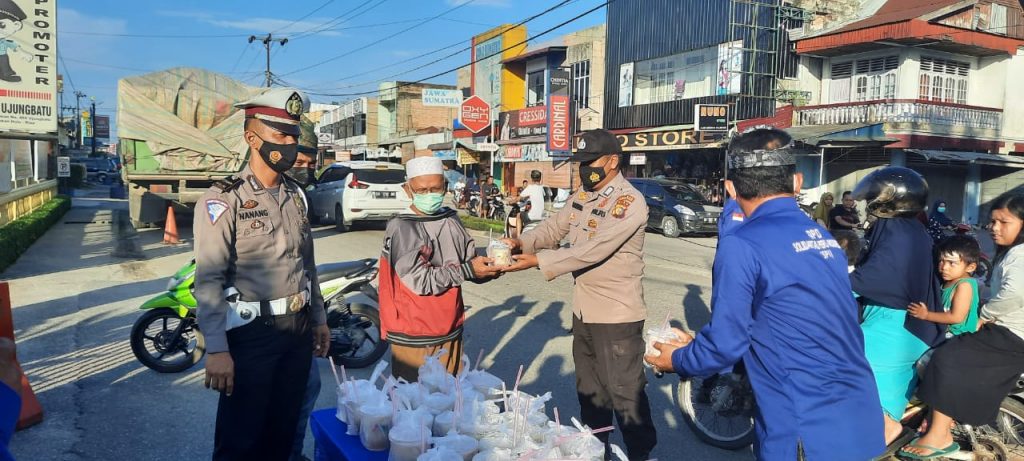 Berbagi Takjil di Bulam Ramadhan 1442 H Awali dengan Bisamilah, SPI Rohul Bersama Satlantas Polsek Ujung Batu