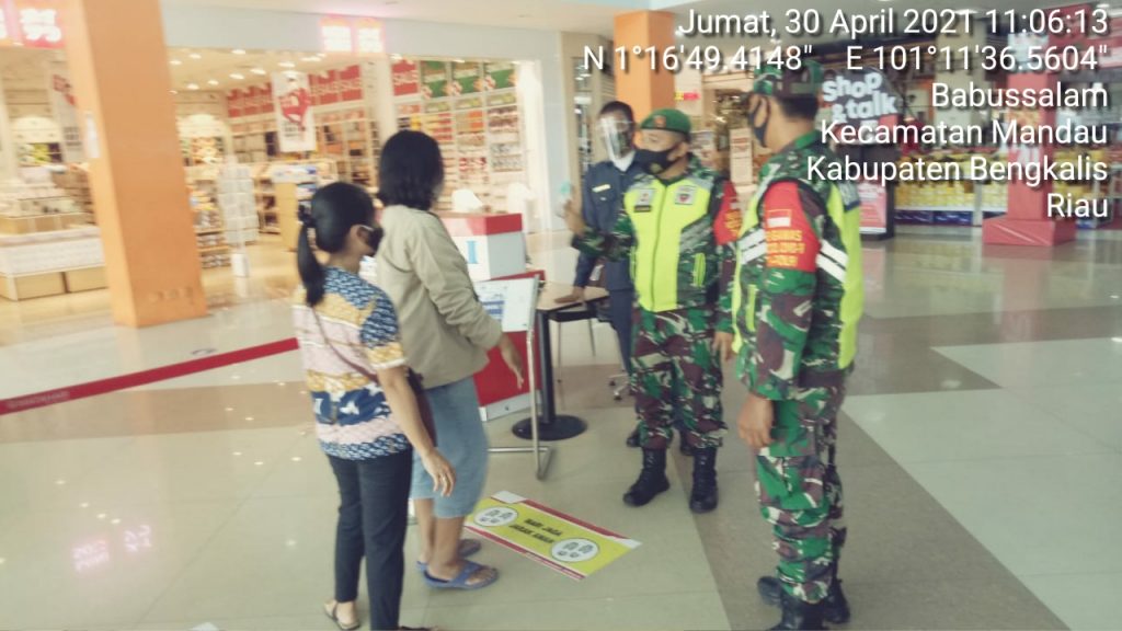 Sertu Agung Himbau Pengunjung Ikuti Prokes C-19 di Mall City Mandau