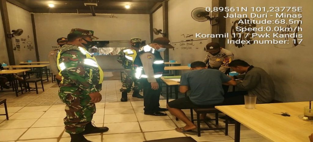 Malam 26 Ramadhan 1442 H, Babinsa bersama Tiga Pilar Lakukan Ops Bantu Prokes di Jalan Lintas Pekanbaru-Duri
