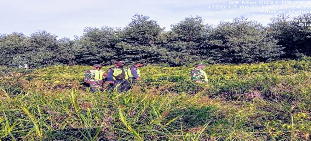 Babinsa Lakukan Kegitan Rutin Cegah Karhutla Menjelang Lebaran Idul Fitri 1442 H di Desa Mekar Delima