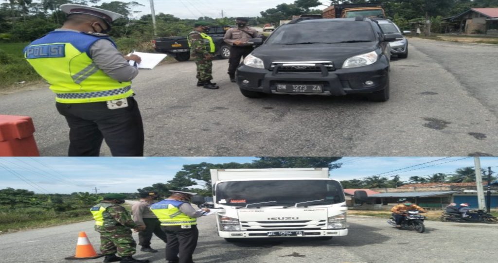 Posko Penyekatan PPKM di Desa Belading, Babinsa Beri Himbauan Bagi Masyarakat yang Melintas Agar Tetap Ikuti PROKES