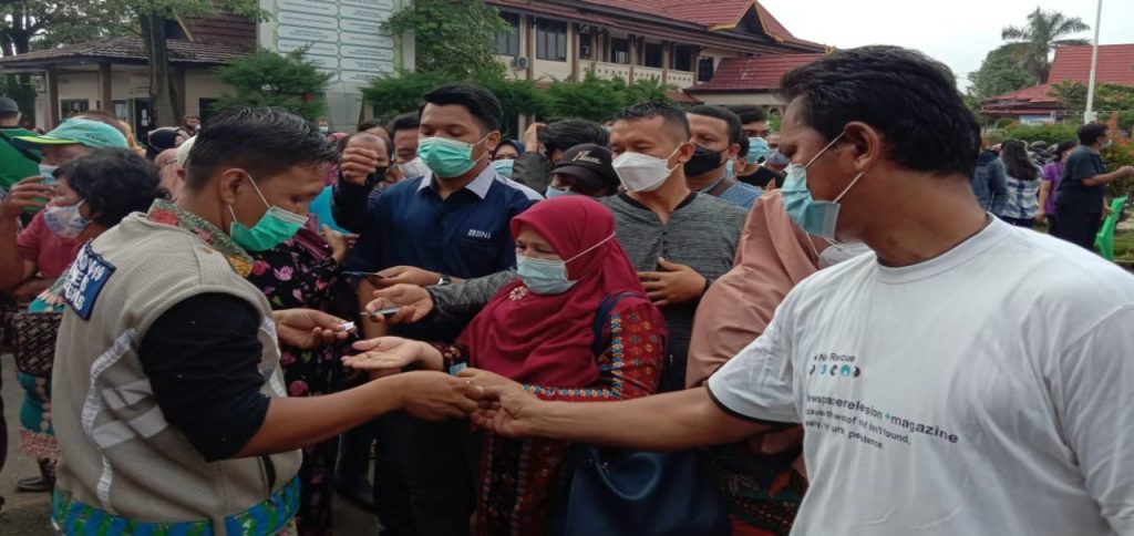 Vaksinasi Massal di Mandau Membludak, Praktisi Hukum : Kecewa dan Diskes Bengkalis Abaikan Prokes