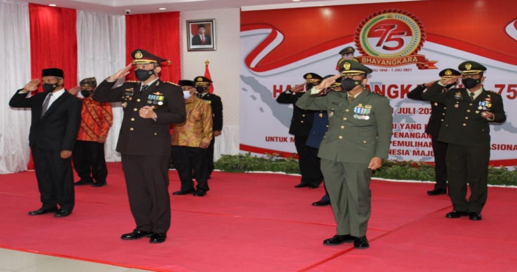 Puncak HUT Bhayangkara Ke- 75, Polresta Pekanbaru Gelar Syukuran dan Diwarnai Dengan Pemberian Berbagai Penghargaan