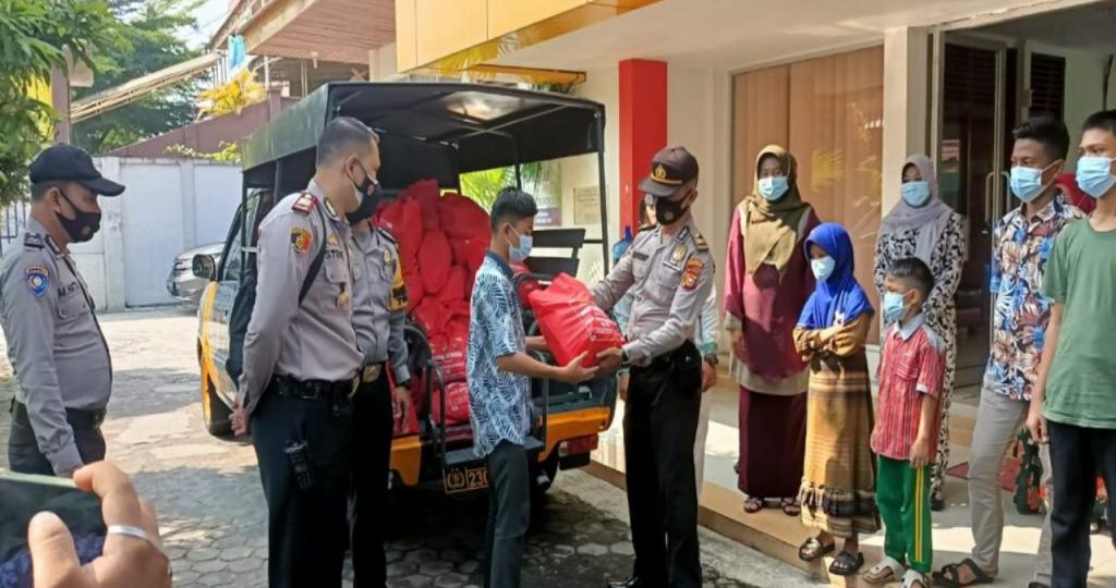 Memperingati HUT Bhayangkara, Polsek Limapuluh Berikan Bantuan Sembako Untuk Panti Asuhan