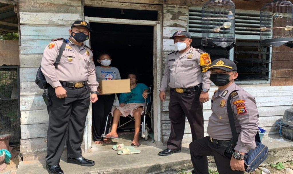 Hari Raya Idul Adha, Polsek Lima Puluh Bagikan Sembako