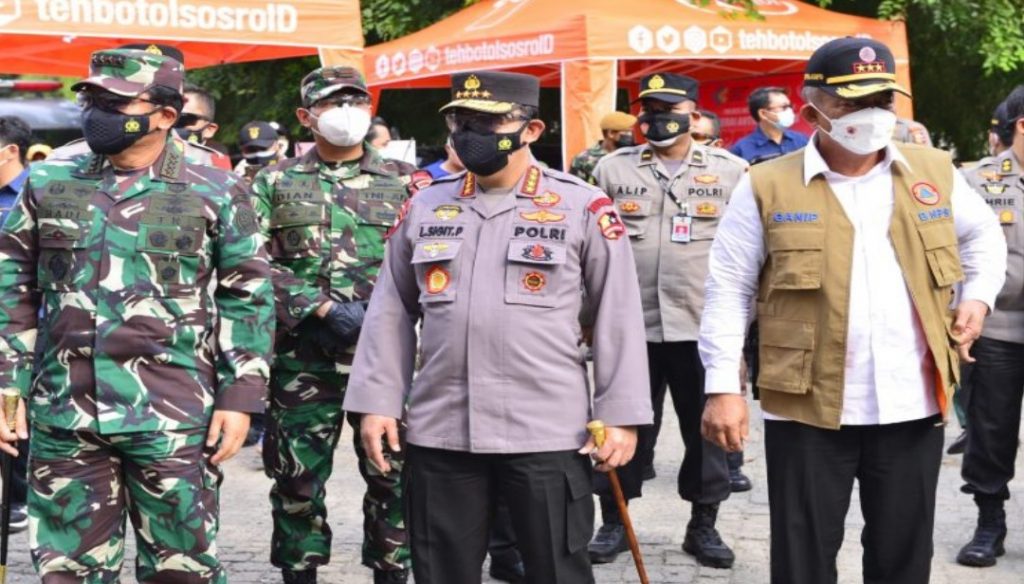 Panglima TNI dan Kapolri Sosialisasi Vaksin Keliling dan Serahkan Langsung Bansos ke Warga Jakarta