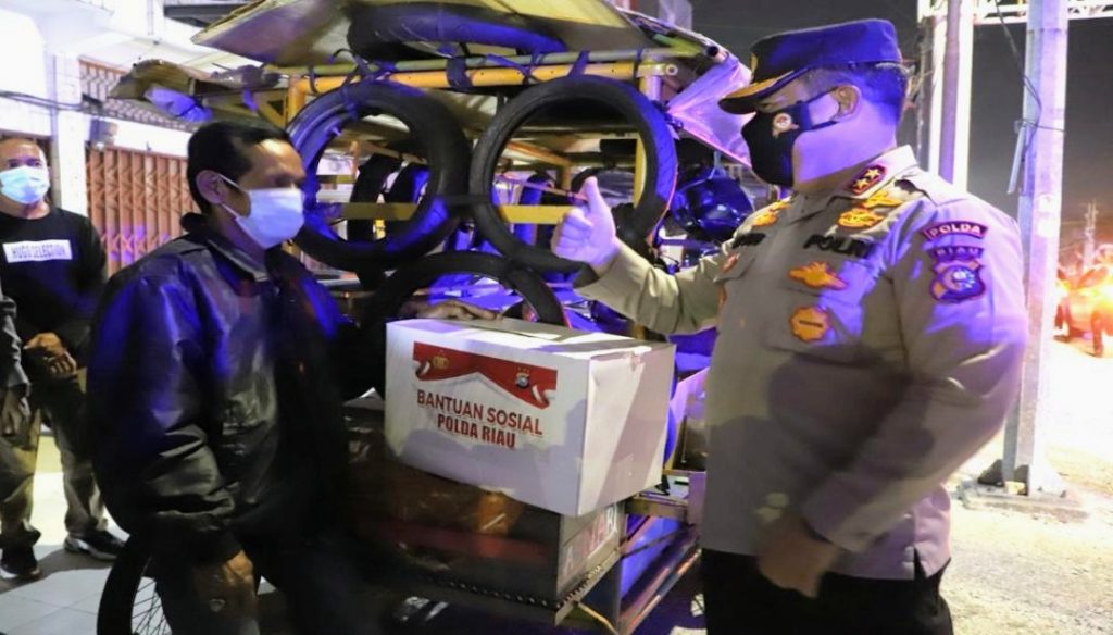 Pedagang Kaki Lima Mendapatkan Berkah Dari Pimpinan Patroli Skala Besar Polda Riau
