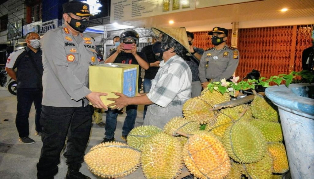 Polresta Pekanbaru Laksanakan Patroli Skala Besar dan Bagikan Bantuan Sosial Untuk Masyarakat Terdampak Covid-19
