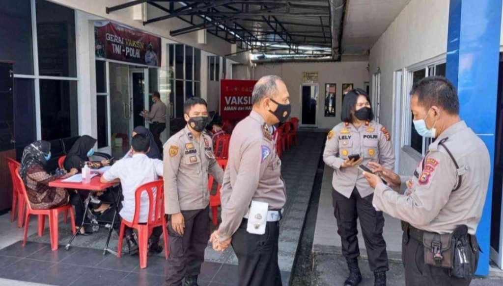 Kali ini Gerai Vaksin TNI-POLRI Polres Bengkalis Berikan Vaksin Kepada Anak-Anak