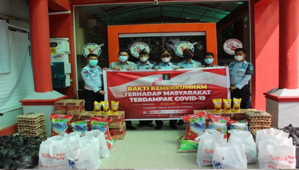 Bakti Sosial Kemenkumham Peduli, Lapas Kelas IIA Bengkalis Ikut Berbagi Sembako kepada Masyarakat Terdampak Covid-19