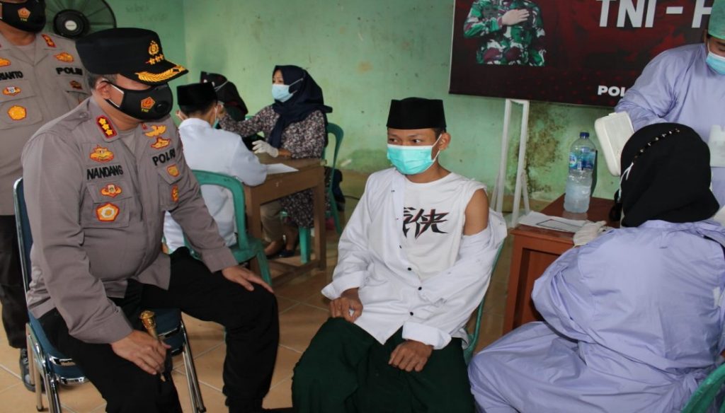 Polresta Pekanbaru Gelar Gerai Vaksin untuk Kelompok Rentan Penularan covid 19 di Ponpes Nurul Huda