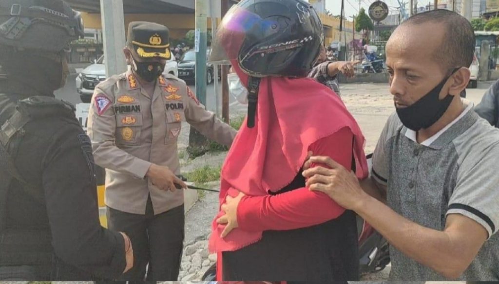 Kesigapan Petugas Polisi Saat Tugas Penyekatan PPKM, Bantu Ibu Hamil Yang Mau Melahirkan di Jalan