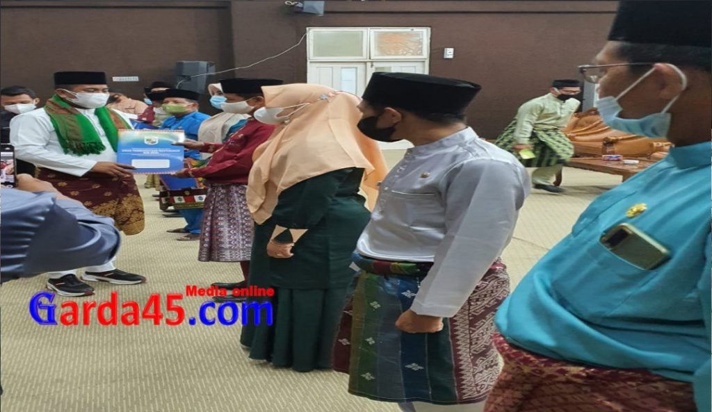 Bupati Pelalawan Serahkan SK Pj Kepala Desa kepada 6 Pejabat di Lingkungan Pemerintah Kecamatan Ukui