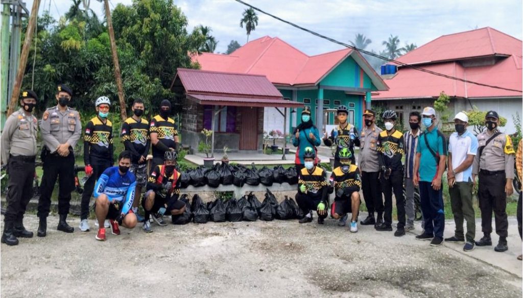 Berkayuh ± 40 Kilometer Polres Bengkalis Gowes Bersama Bagi Sembako Pada Warga Bantan Timur