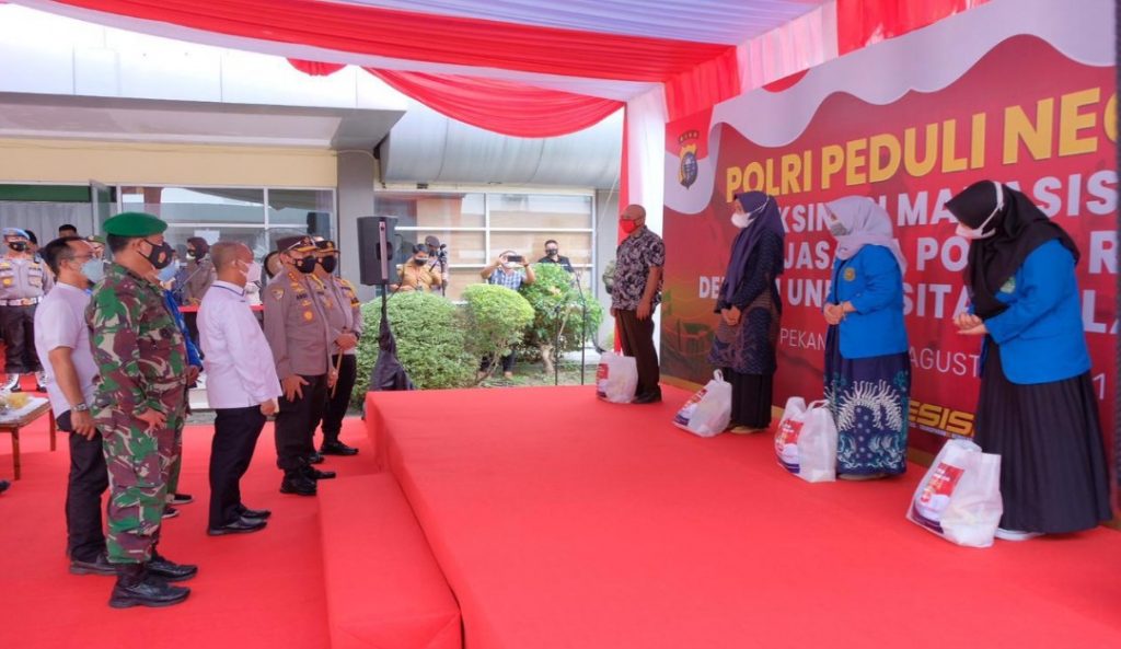 Kabaharkam Polri Tinjau Pelaksanaan Vaksinasi Dan Berikan Bansos Di Kampus UIR