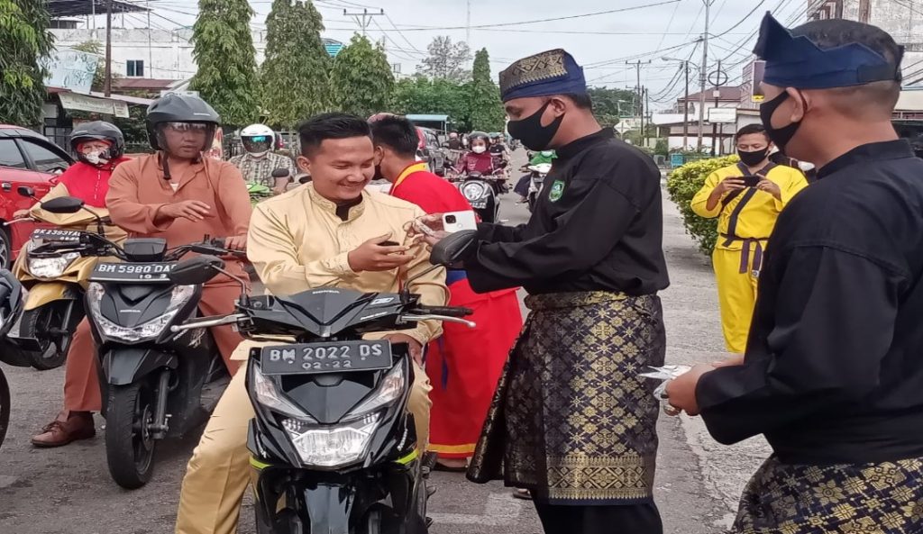 IPSI Ikut Ambil Bagian Menuju Bebas Covid-19, Pengurus Pengkab Bengkalis Turun ke Jalan Bagikan Masker