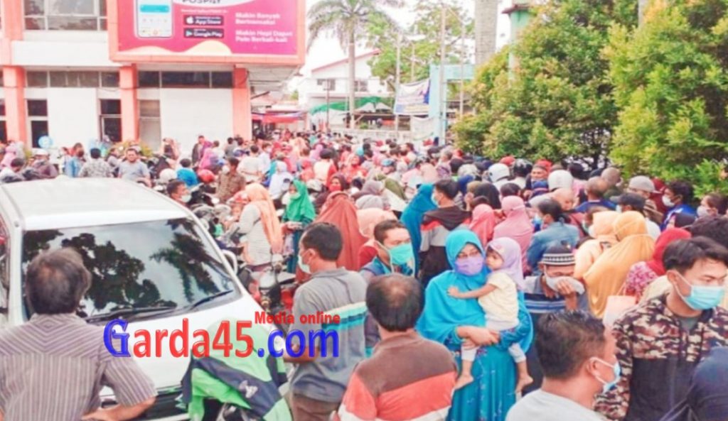 Pembagian BLT Dikantor POS SUDIRMAN Pekanbaru di Warnai Kerumunan