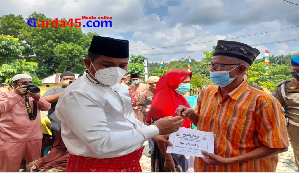 Bupati Pelalawan Serahkan BLT Secara Simbolis Di Desa Bagan Laguh