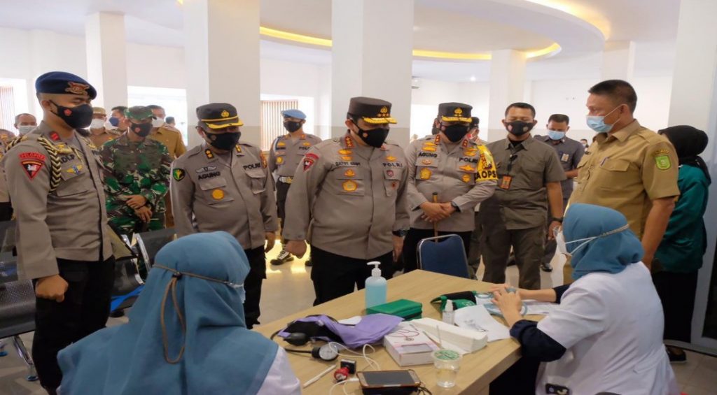 Kunjungi Vaksin Center, Wakapolri Tinjau Vaksinasi Dan Berikan Bantuan Masyarakat