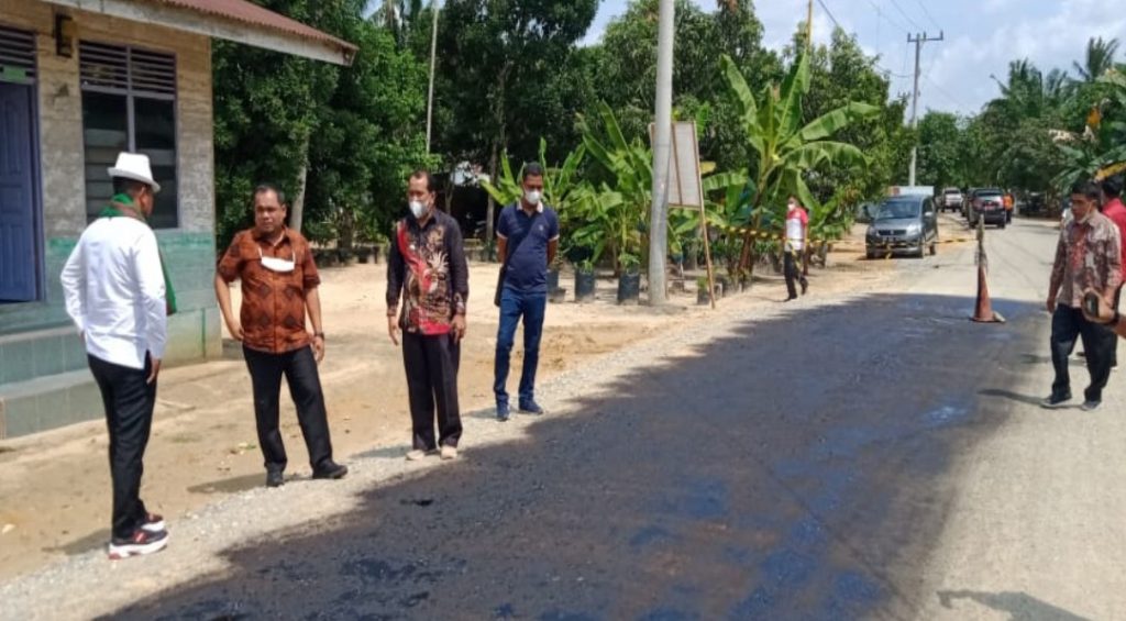 Bupati Pelalawan Tinjau Pelaksanaan Proyek Pengaspalan Jalan di Desa Lubuk Keranji Timur