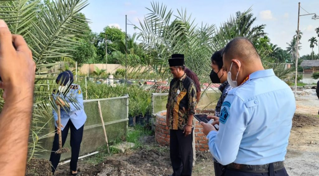 Kalapas Kelas II A dan Ka BAPAS Tanam Bibit Kurma Diareal DPP Santri Tani di Agrowisata RA Kopi Aren Palas