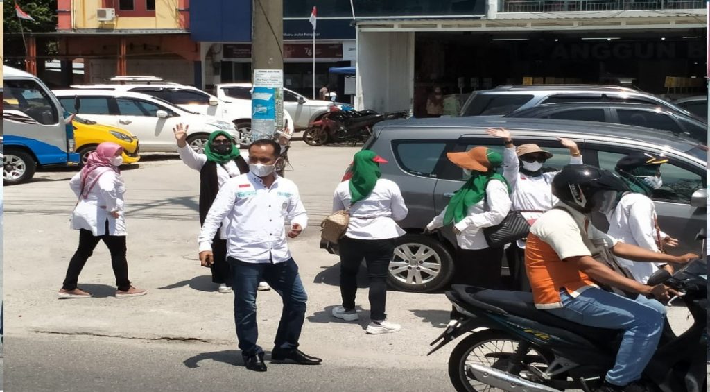 Peduli Masyarakat Terdampak PPKM Level IV, DPD KORNI Pekanbaru Berbagi Makanan Kepada Masyarakat Seputar Panam