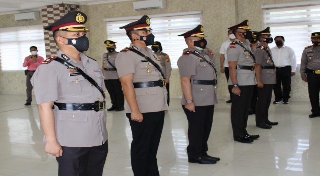 Kapolresta Pekanbaru Pimpin Upacara Sertijab Waka dan Kapolsek