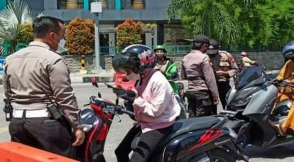 Tunjukkan Bukti Vaksin, Masyarakat Bisa Melintas di Pos Penyekatan Pekanbaru