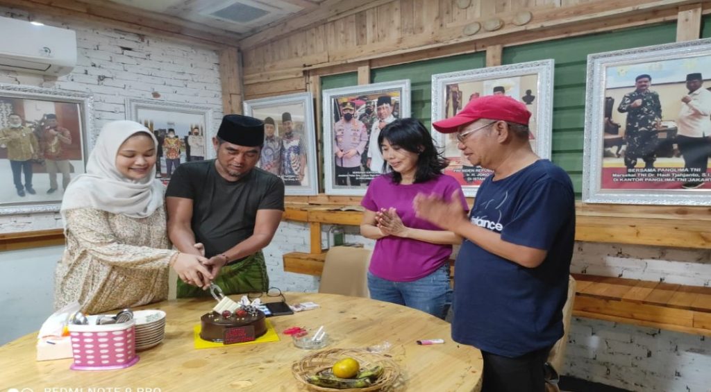 Ketum DPP APPI Beri Kejutan Kue Tart kepada Ketum Santri Tani NU