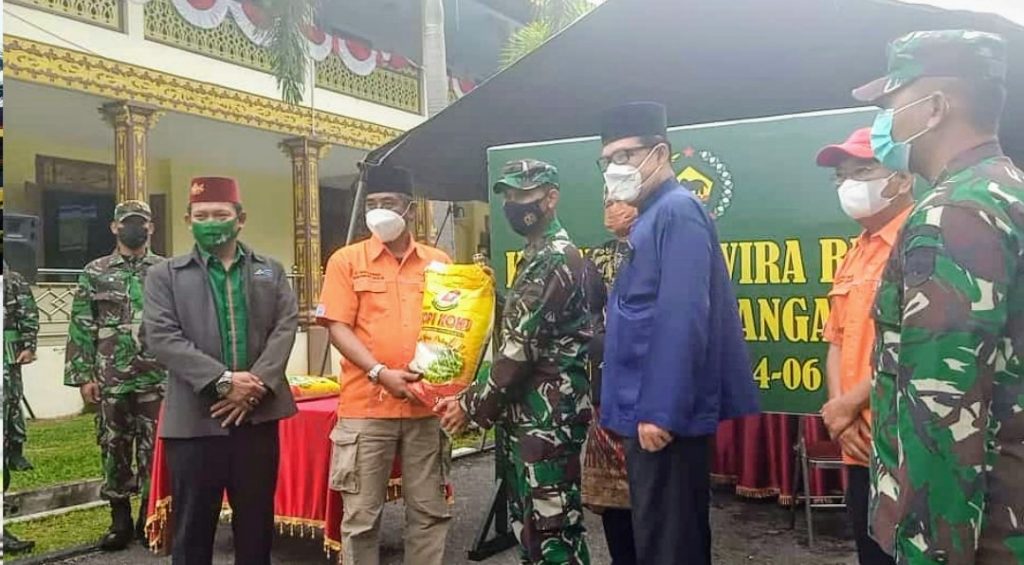 Ketua Umum DPP Santri Tani NU Menyerahkan Bantuan 1,5 Ton Beras di Dapur Lapangan KOREM 031/Wira Bima