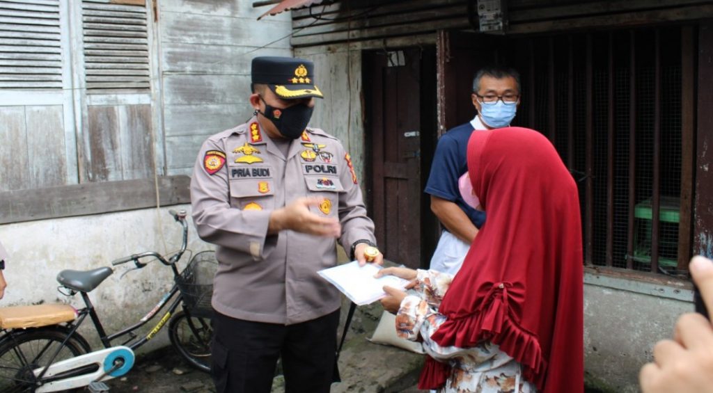 Kapolresta Sambangi Rumah Warga Terdampak Covid-19 dan Beri Bansos Secara Simbolis