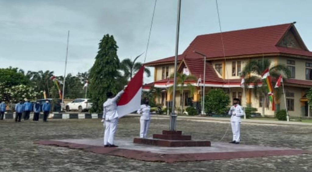 Wakil DPRD Pelalawan Sebagai Pembina Ucapan Pengibaran Bendera Merah Putih HUT RI Ke-76 di Kecamatan Pangkalan Lesung
