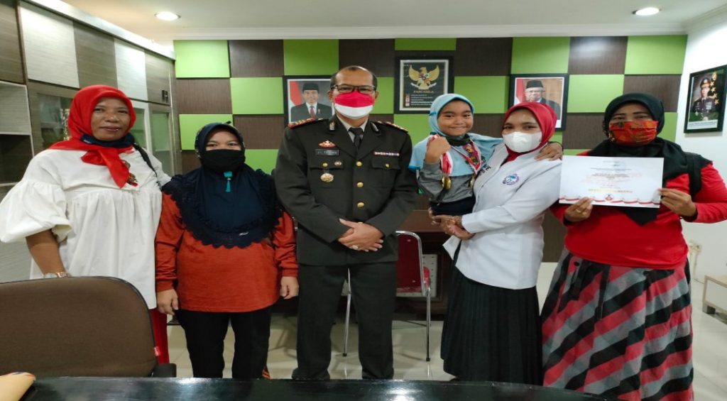 Latifah Fitri Sang Attlet Renang Difable Dapat Perhatian Dari Penasehat TRC PPA Provinsi Riau Masuri, SH