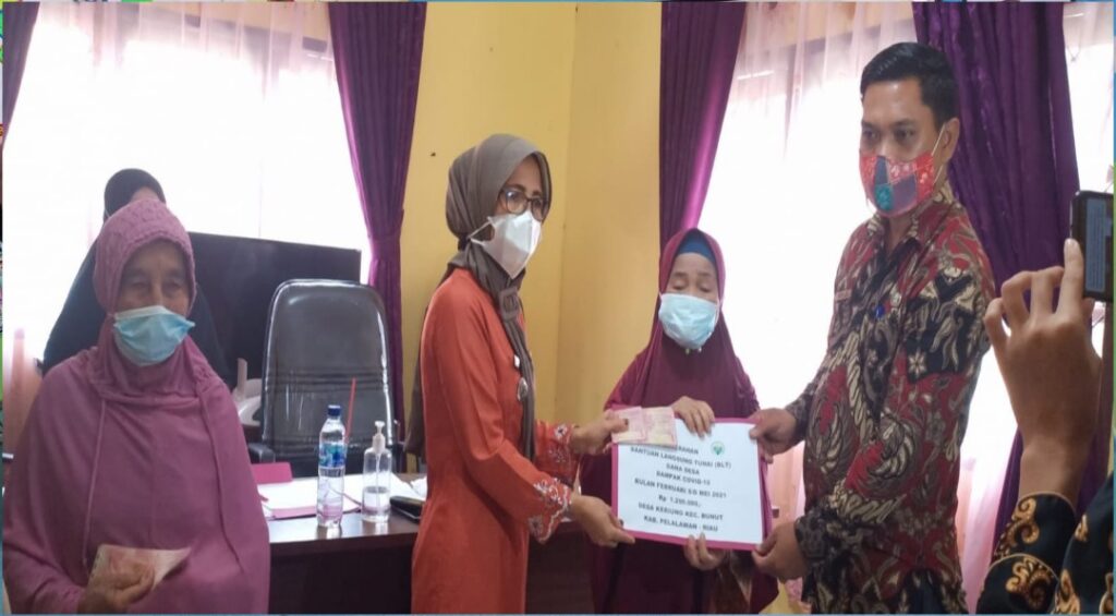 Camat Bunut Serahkan BLT di Desa Keriung Secara Simbolis
