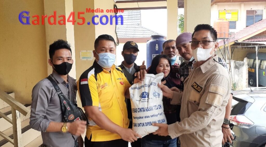 Ditengah Masa Pandemi Covid-19, Polresta Pekanbaru Menyalurkan Bansos Kepada Wartawan